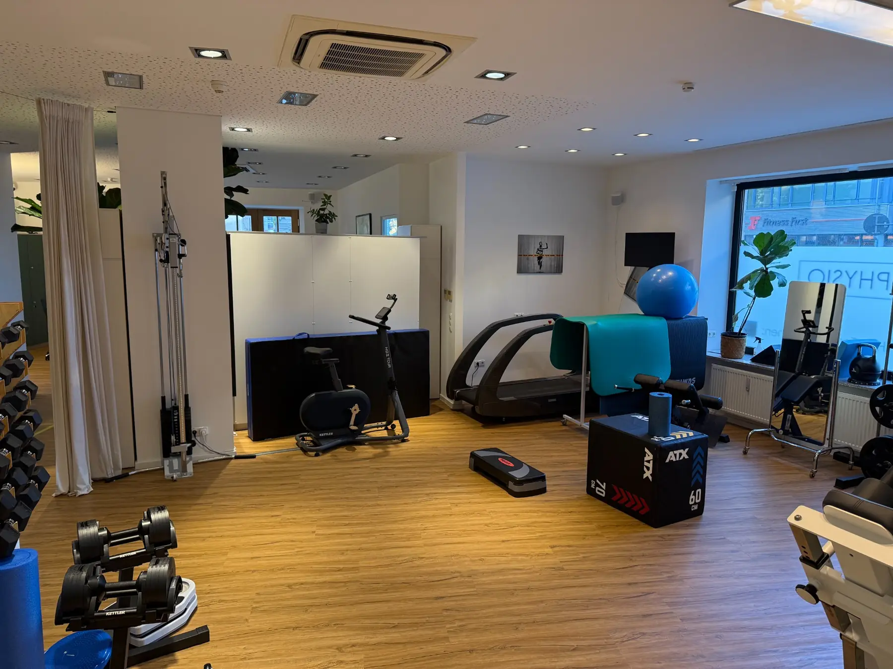 Trainingsbereich mit Geräten