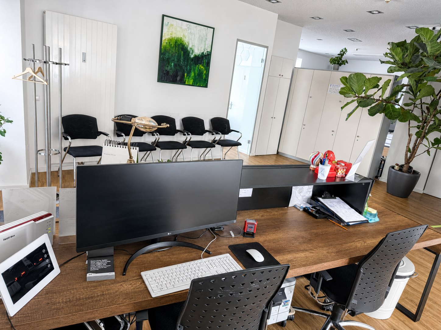 Empfangstresen und Wartebereich von Physio links der Isar