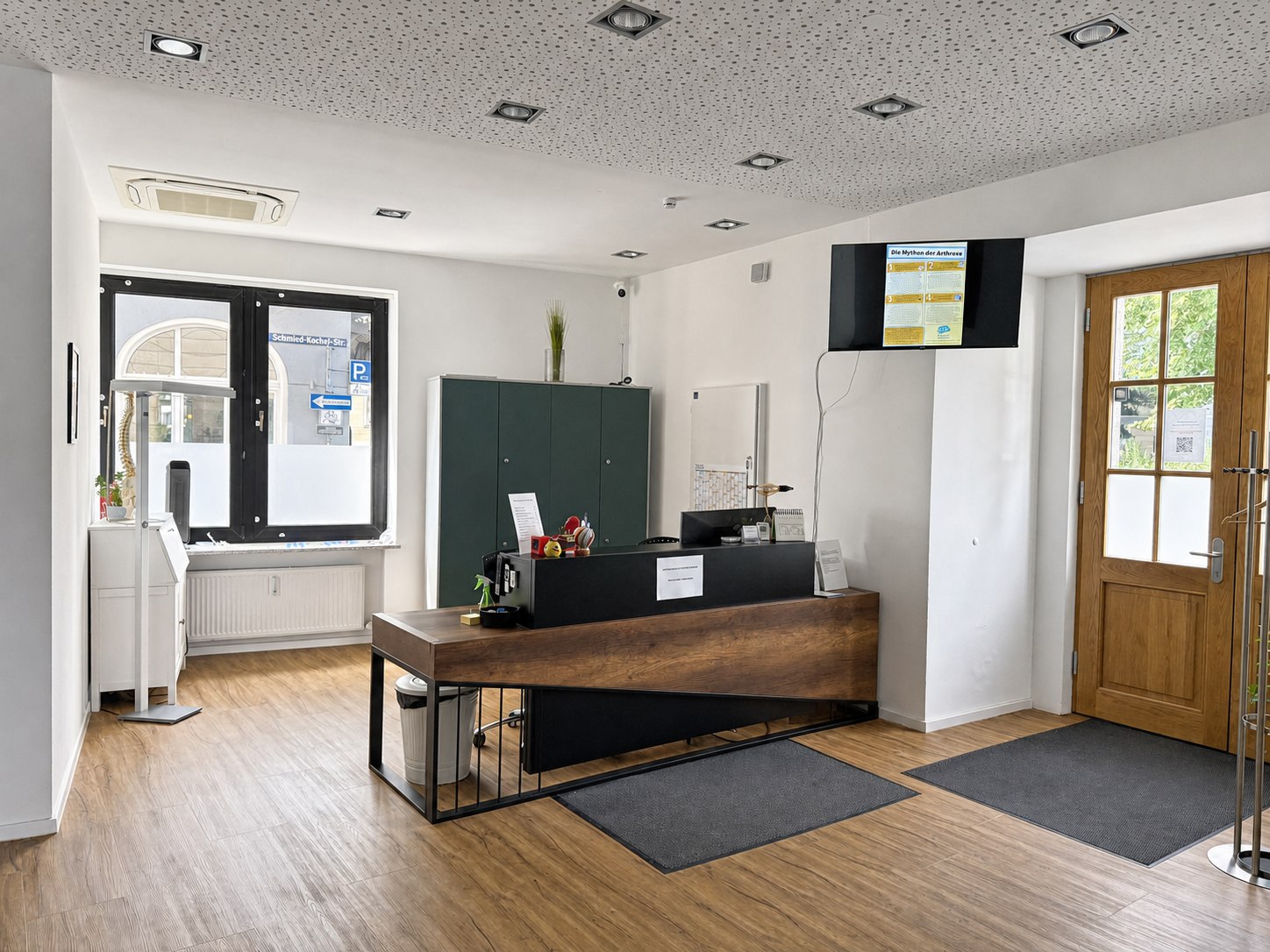 Heller Empfangsbereich der Physiotherapiepraxis