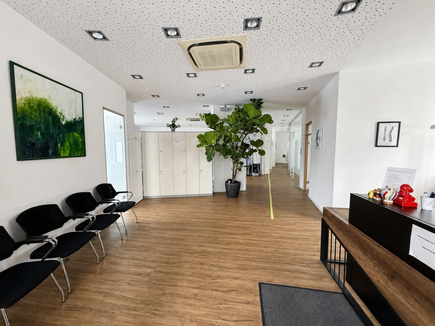 Heller Praxisflur zwischen Empfang und Behandlungsräumen