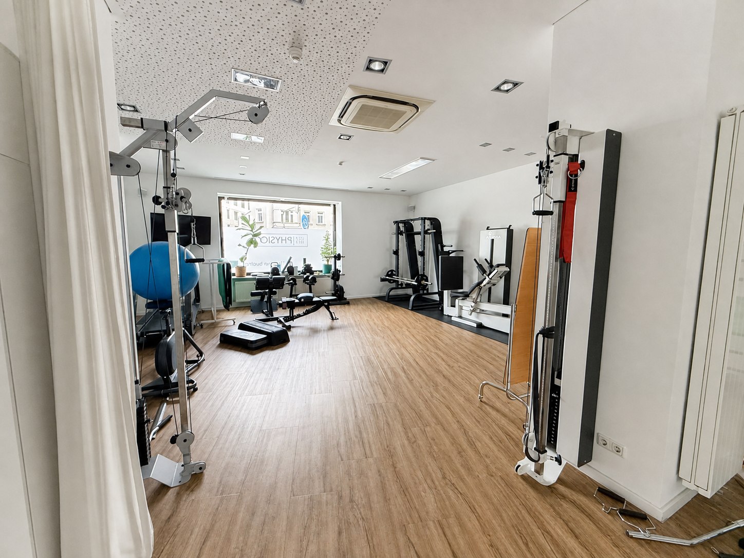 Trainingsbereich mit modernen physiotherapeutischen Geräten
