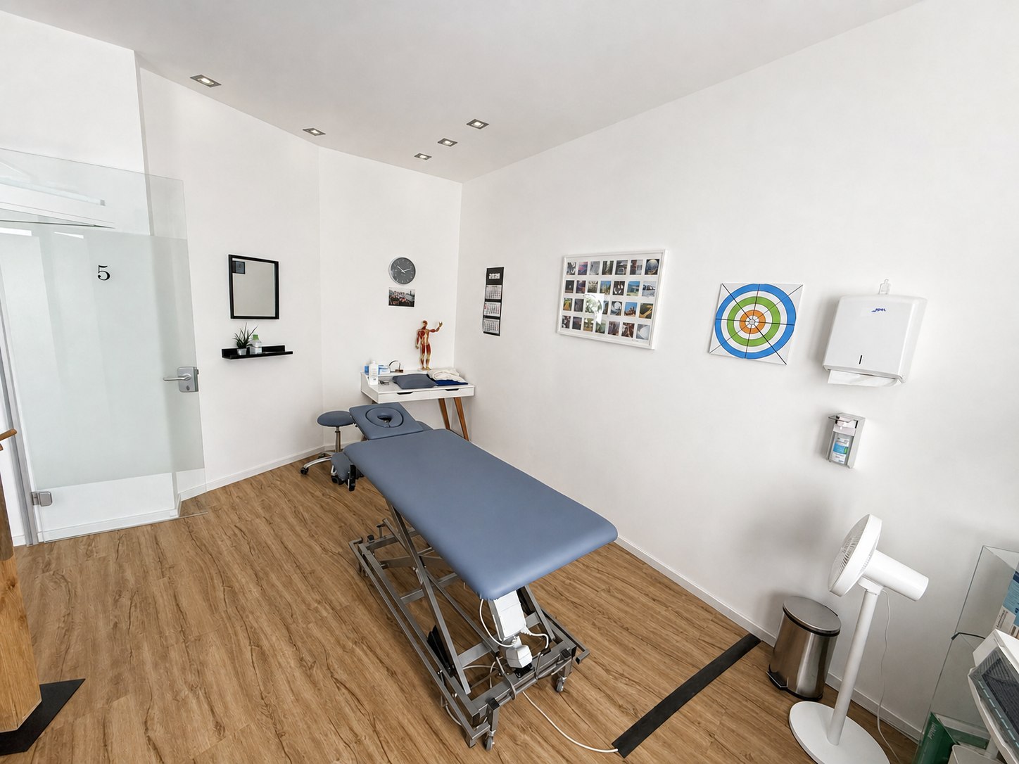 Ruhiger Behandlungsraum mit Therapieliege