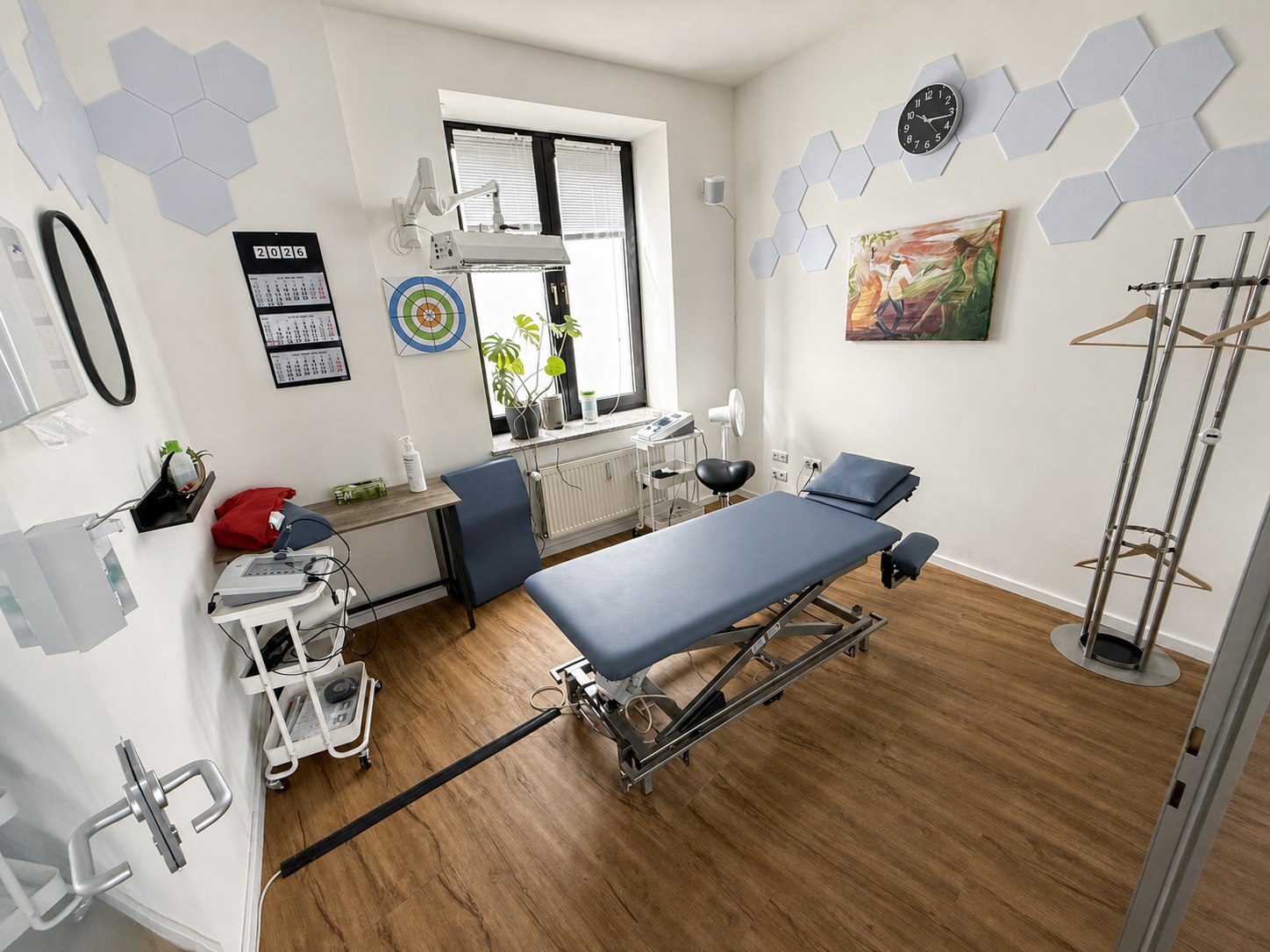 Behandlungsraum mit Therapieliege und medizinischen Geräten