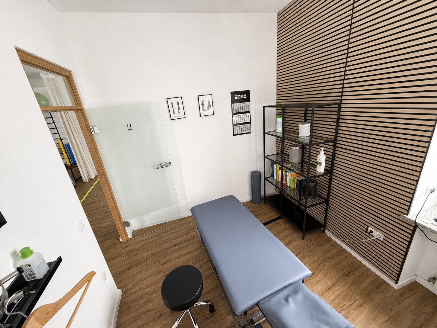 Therapieraum mit Holzlamellenwand und Regal