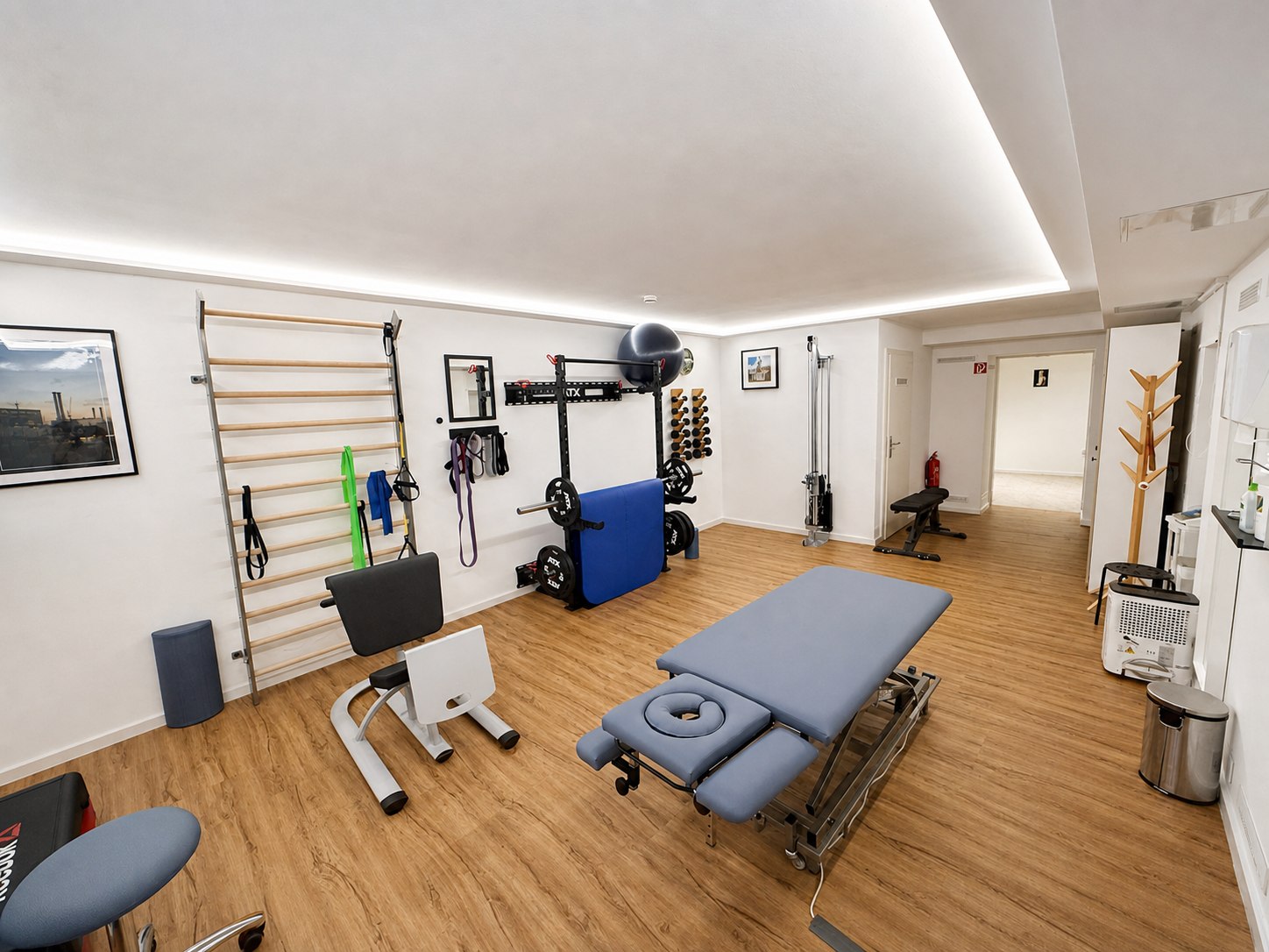 Trainingsraum mit Sprossenwand und Kraftstation